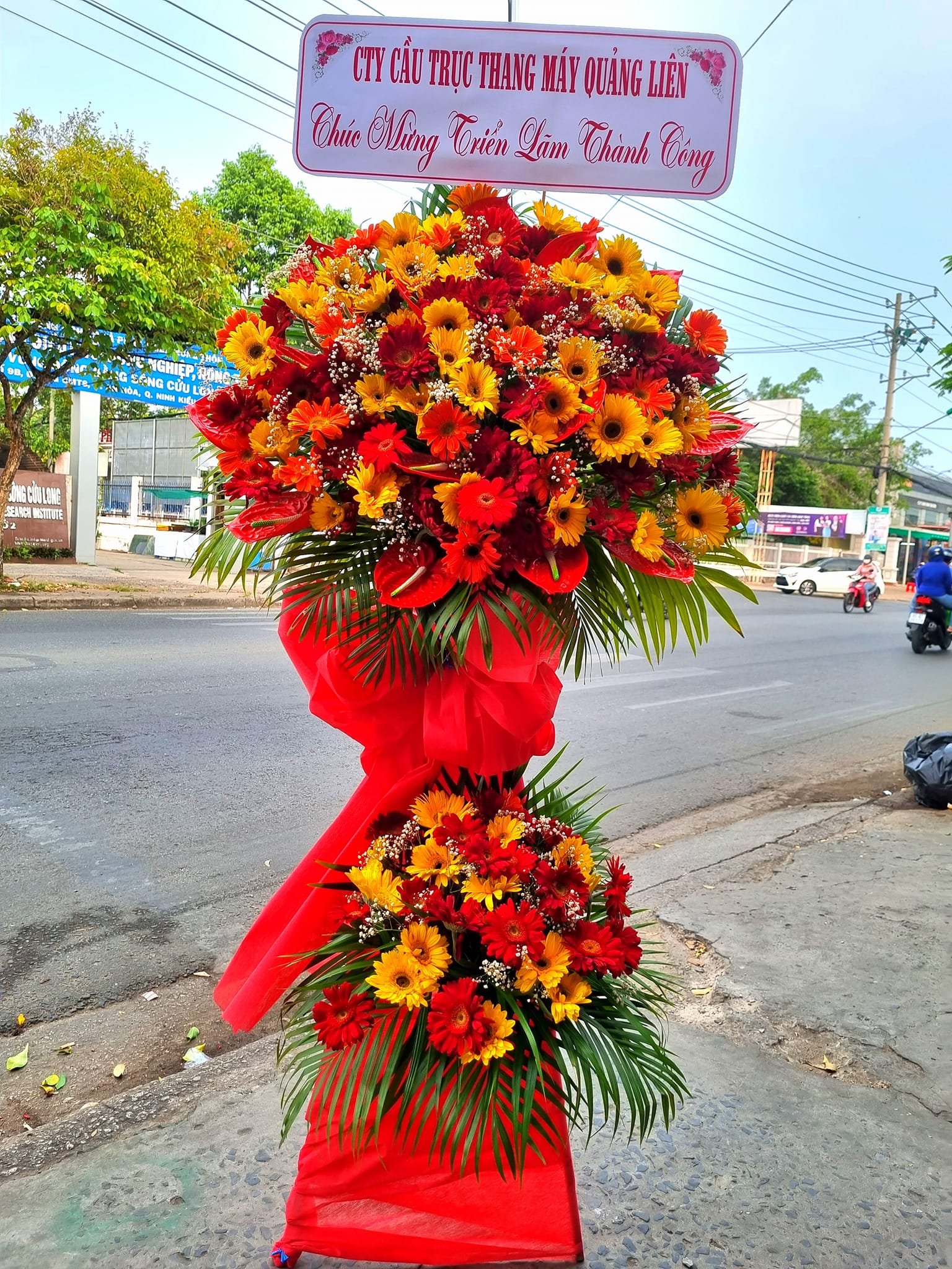 Kệ Hoa Chúc Mừng Truyền Thống Tone Đỏ May Mắn – CM136