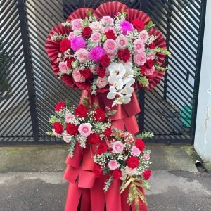 Kệ Hoa Chúc Mừng Tone Đỏ Trẻ Trung Cao Cấp – KH43