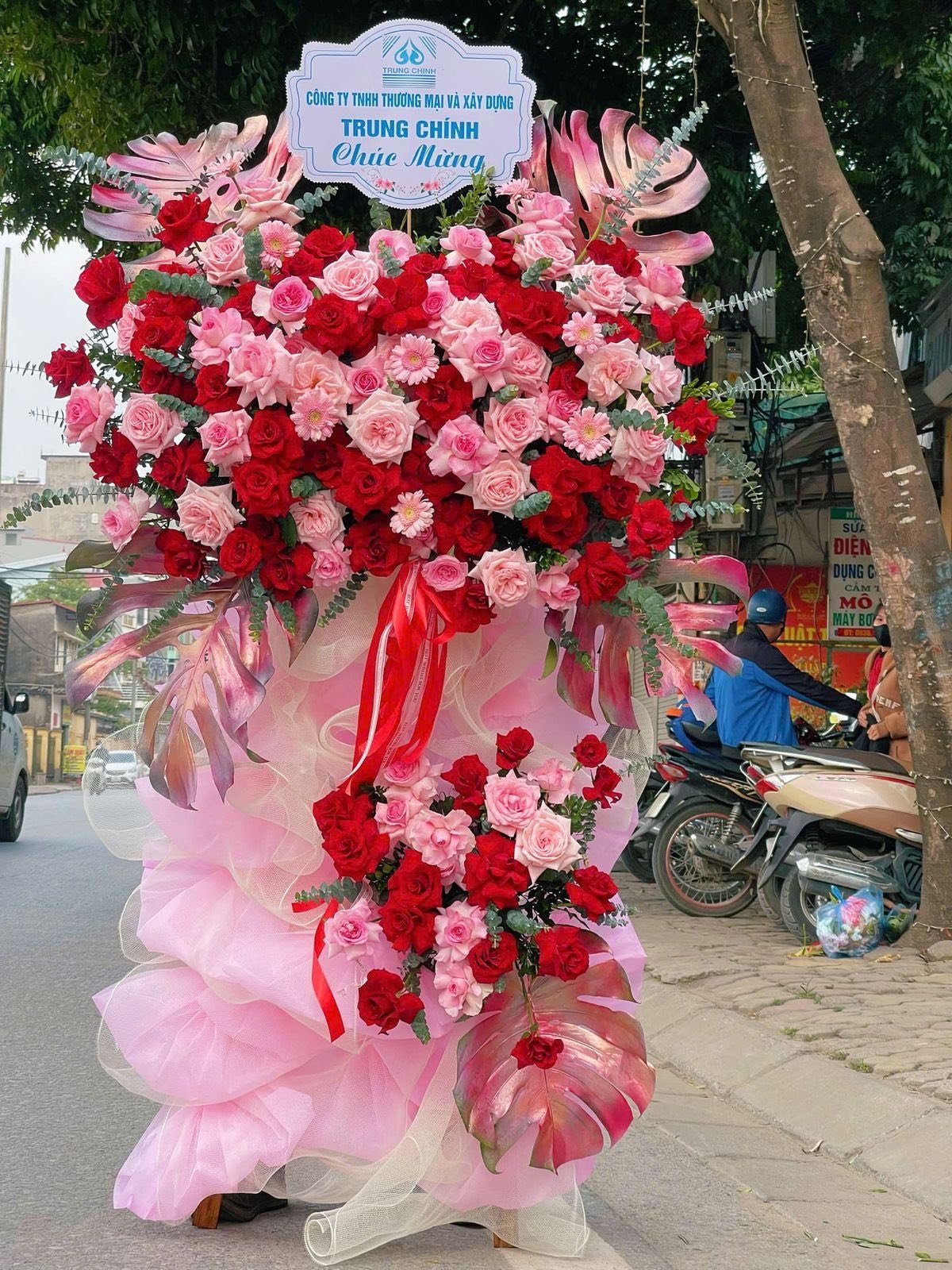 Kệ Hoa Khai Trương Tone Đỏ Sang Trọng – CM208